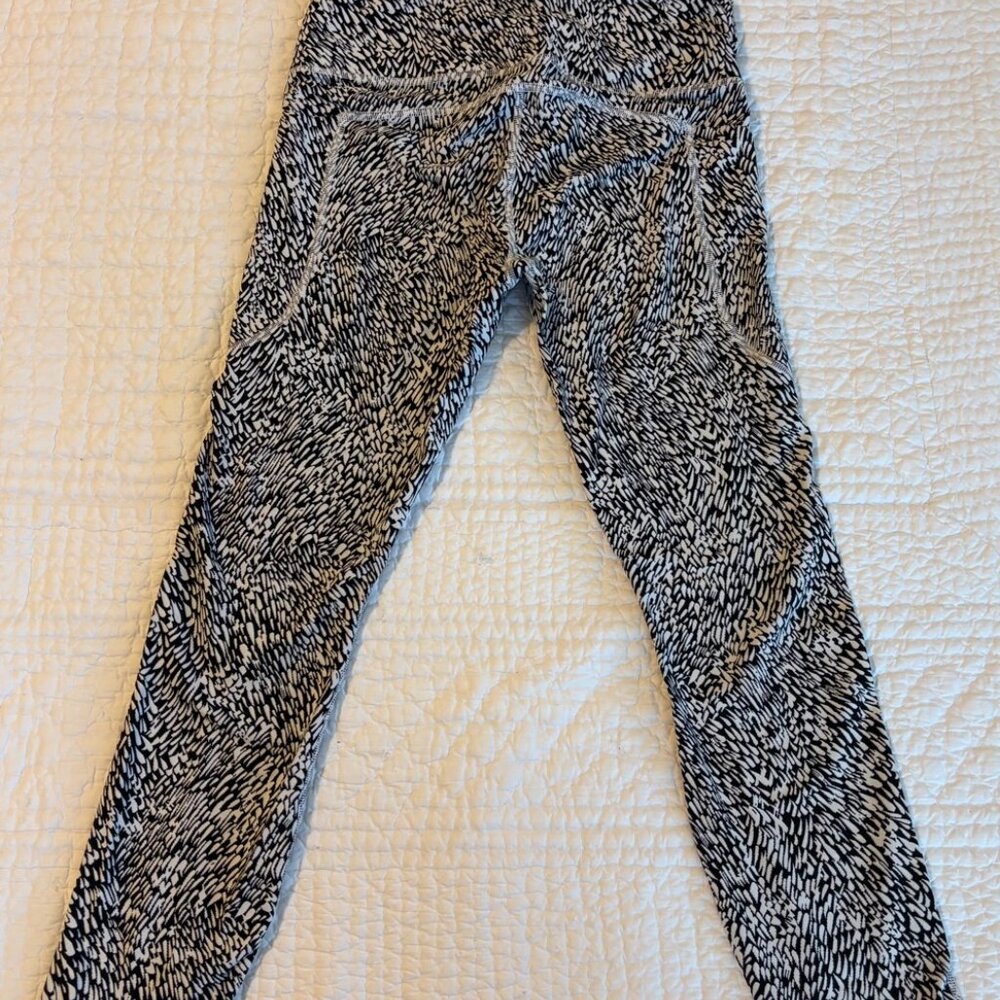 Athleta Ultimate Stash Textured 7/8 Tight - Picture 2 of 5